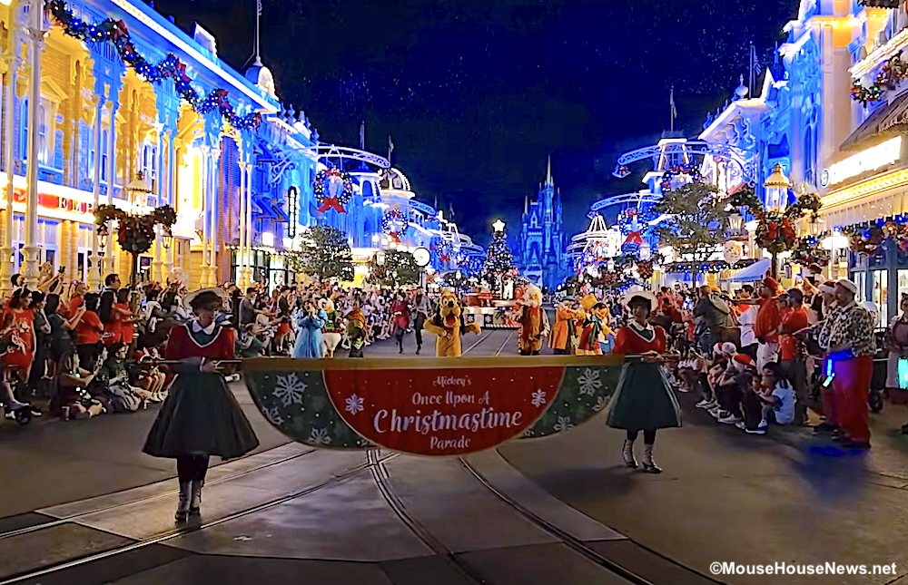 Jolly ENTERTAINMENT At Mickey’s Very Merry Christmas Party