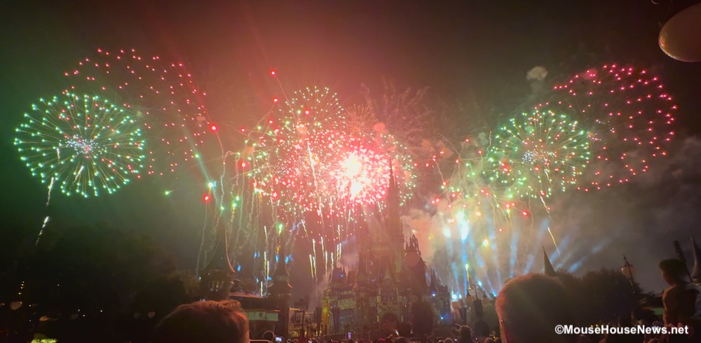 VIDEO: Minnie’s Wonderful Christmastime Fireworks Show
